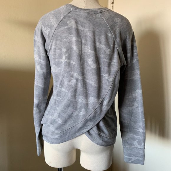Athleta Girl Cozy Cross Your Fingers Gray Heather CAMO Sweatshirt Size XXL/16 - Picture 4 of 7